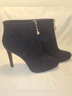 Nine West Qualfide Navy Blue Faux Suede Pearl Zip Front Stiletto Booties Size 8